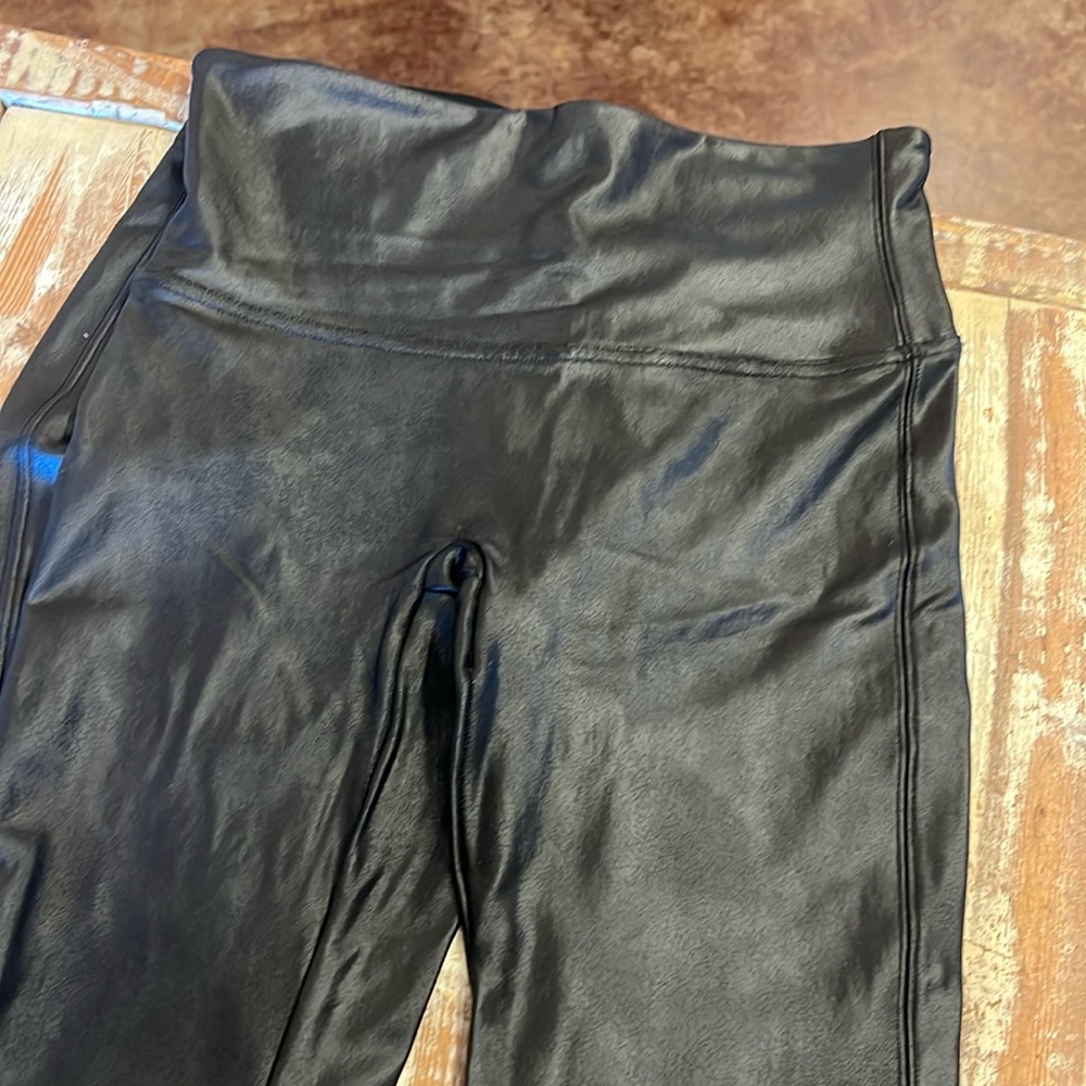 SPANX Leggings Faux Leather Shapes Lifts Flattering Compression- Black Size L